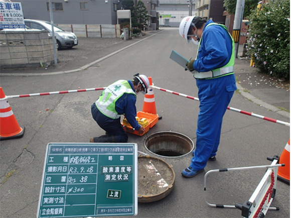 写真：人孔内酸素濃度測定